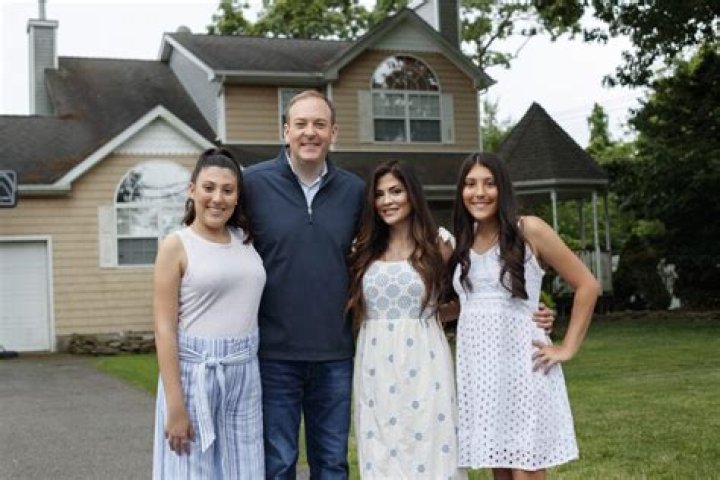 Jennifer Lambers Bio, Wiki, Age, Birthday, Husband, Family, FOX 10 News, Salary, and Net Worth.